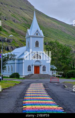 Islande, région Austurland, ville de Seyðisfjörður (Seydisfiordur), route asphaltée couleur arc-en-ciel Banque D'Images