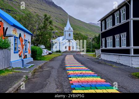 Islande, région Austurland, ville de Seyðisfjörður (Seydisfiordur), route asphaltée couleur arc-en-ciel Banque D'Images