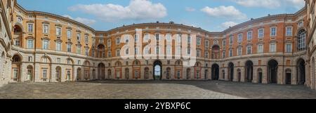 Résidence de la Maison de Bourbon pendant les deux-Siciles, le Palais Royal de Caserte est classé au patrimoine mondial de l'UNESCO. Voici les externes Banque D'Images