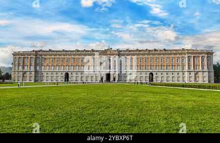 Résidence de la Maison de Bourbon pendant les deux-Siciles, le Palais Royal de Caserte est classé au patrimoine mondial de l'UNESCO. Voici les externes Banque D'Images