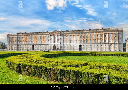 Résidence de la Maison de Bourbon pendant les deux-Siciles, le Palais Royal de Caserte est classé au patrimoine mondial de l'UNESCO. Voici les externes Banque D'Images