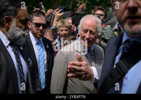 Sydney, Australie. 20 octobre 2024. Le roi Charles est vu escorté par ses gardes de sécurité. Le roi Charles et la reine Camilla ont fait leur première apparition publique à Sydney, alors que la visite des royaux en Australie commençait. Ils ont rencontré des membres du public à l'extérieur de l'église anglicane St Thomas à North Sydney après avoir assisté à un service religieux. Leurs Majestés seront en Australie du 18 au 23 octobre 2024 et le voyage marque la première visite du roi Charles en Australie en tant que souverain. (Photo de George Chan/SOPA images/SIPA USA) crédit : SIPA USA/Alamy Live News Banque D'Images