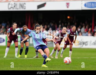 Mariona Caldentey d’Arsenal marque le premier but de son équipe lors du match de Super League féminine des Barclays au Chigwell construction Stadium de Dagenham. Date de la photo : dimanche 20 octobre 2024. Banque D'Images