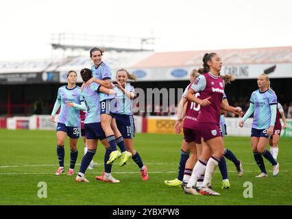 Mariona Caldentey d’Arsenal (au centre) célèbre avec ses coéquipières après avoir marqué le premier but de leur équipe lors du match de Super League féminine Barclays au Chigwell construction Stadium, Dagenham. Date de la photo : dimanche 20 octobre 2024. Banque D'Images