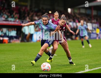 Mariona Caldentey d'Arsenal en action contre Anouk Denton de West Ham United lors du match de Super League féminine des Barclays au Chigwell construction Stadium, Dagenham. Date de la photo : dimanche 20 octobre 2024. Banque D'Images