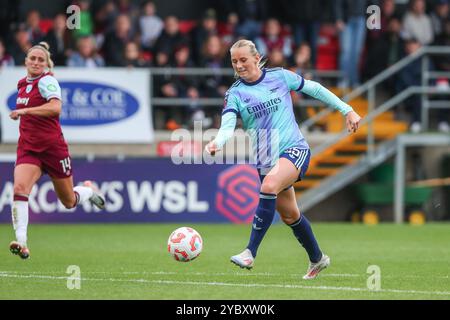 Stina Blackstenius d'Arsenal tire lors du match de Super League féminine de Barclays West Ham United Women vs Arsenal Women au Chigwell construction Stadium, Dagenham, Royaume-Uni, 20 octobre 2024 (photo par Izzy Poles/News images) Banque D'Images