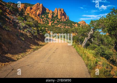 Une des routes de montagne les plus pittoresques près de Cannes, le pic du Cap Roux. Superbe vue sur les rochers rouges au coucher du soleil dans le massif de l'Estérel, près de Saint-Raphaël, Fréjus Banque D'Images