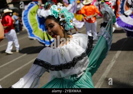 Les personnes participant à la traditionnelle parade annuelle de ''Monumental Alebrijes'' présenté par le Musée d'Art populaire, qui est parti de la place principale Zocalo vers la Ãngel de la Independencia.le 19 octobre 2024 à Mexico, Mexique. (Crédit image : © Ian Robles/eyepix via ZUMA Press Wire) USAGE ÉDITORIAL SEULEMENT! Non destiné à UN USAGE commercial ! Banque D'Images