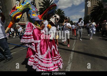 Les personnes participant à la traditionnelle parade annuelle de ''Monumental Alebrijes'' présenté par le Musée d'Art populaire, qui est parti de la place principale Zocalo vers la Ãngel de la Independencia.le 19 octobre 2024 à Mexico, Mexique. (Crédit image : © Ian Robles/eyepix via ZUMA Press Wire) USAGE ÉDITORIAL SEULEMENT! Non destiné à UN USAGE commercial ! Banque D'Images