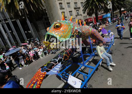 Les personnes participant à la traditionnelle parade annuelle de ''Monumental Alebrijes'' présenté par le Musée d'Art populaire, qui est parti de la place principale Zocalo vers la Ãngel de la Independencia.le 19 octobre 2024 à Mexico, Mexique. (Crédit image : © Ian Robles/eyepix via ZUMA Press Wire) USAGE ÉDITORIAL SEULEMENT! Non destiné à UN USAGE commercial ! Banque D'Images