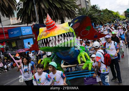 Les personnes participant à la traditionnelle parade annuelle de ''Monumental Alebrijes'' présenté par le Musée d'Art populaire, qui est parti de la place principale Zocalo vers la Ãngel de la Independencia.le 19 octobre 2024 à Mexico, Mexique. (Crédit image : © Ian Robles/eyepix via ZUMA Press Wire) USAGE ÉDITORIAL SEULEMENT! Non destiné à UN USAGE commercial ! Banque D'Images