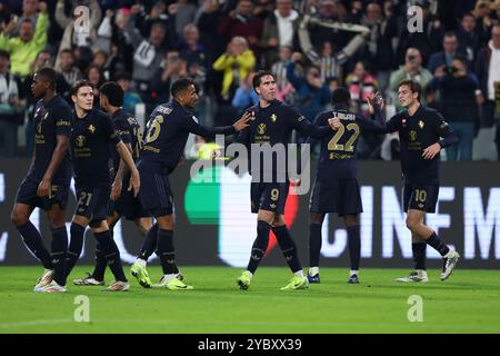 Turin, Italie. 19 octobre 2024. Dusan Vlahovic du Juventus FC célèbre pendant le match de Serie A entre le Juventus FC et le SS Lazio au stade Allianz le 19 octobre 2024 à Turin, Italie . Crédit : Marco Canoniero/Alamy Live News Banque D'Images