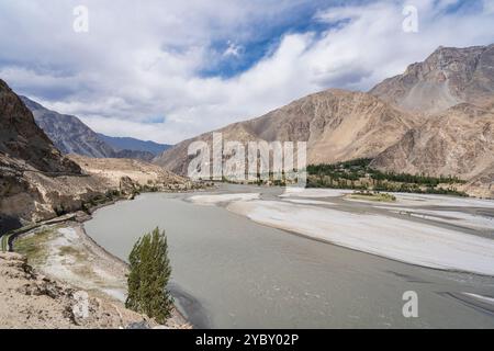 Vue de paysage de montagne de la vallée de la rivière Shyok, Ghanche, Gilgit-Baltistan, Pakistan Banque D'Images