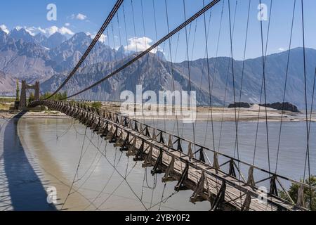 Vue panoramique de l'ancien pont suspendu en bois sur la rivière Shyok près de Khaplu, Ghanche, Gilgit-Baltistan, Pakistan Banque D'Images