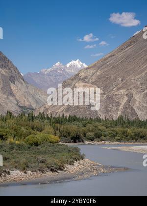 Paysage vertical pittoresque de la vallée de la rivière Shyok avec les sommets du Karakoram en arrière-plan, Ghanche, Gilgit-Baltistan, Pakistan Banque D'Images