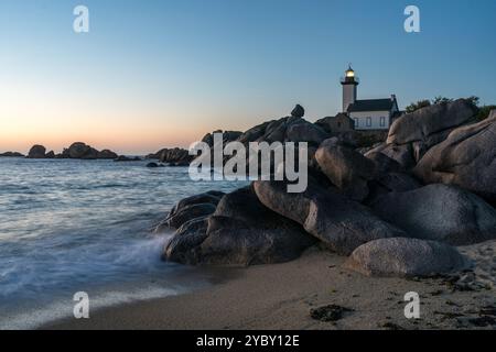 Le phare Phare de Pontusval en Bretagne (France) au crépuscule du soir Banque D'Images