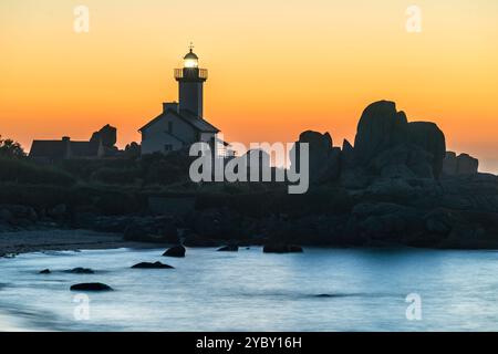 Le phare Phare de Pontusval en Bretagne (France) après le coucher du soleil Banque D'Images