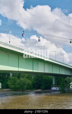 Téléphérique, Seilbahn à Cologne en Allemagne avec le pont Zoo et le Rhin Banque D'Images