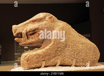 Statue de sanglier ligaturée avec des zones peintes trouvée en 2023 sur le site UNESCO de Gobekli Tepe datant du début du Néolithique, exposée au Musée archéologique de Sanliurfa, dans le sud-est de la Turquie Banque D'Images