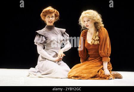 de gauche à droite : Jenny Agutter (Hedda Gabler), Kathryn Pogson (Thea Elvstead) à HEDDA at the Roundhouse, Londres NW1 06/08/1980 adapté par Charles Marowitz de 'Hedda Gabler' par Ibsen design : Timian Alsaker réalisateur : Charles Marowitz Banque D'Images