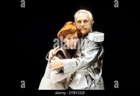 Jenny Agutter (Hedda Gabler), Seymour Greene (General Gabler) à HEDDA au Roundhouse, Londres NW1 06/08/1980 adapté par Charles Marowitz de 'Hedda Gabler' par Ibsen design : Timian Alsaker réalisateur : Charles Marowitz Banque D'Images