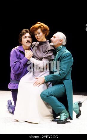 de gauche à droite : Frank Grimes (Eilert Loevberg), Jenny Agutter (Hedda Gabler), Denis Holmes (Judge Brack) dans HEDDA at the Roundhouse, Londres NW1 06/08/1980 adapté par Charles Marowitz de 'Hedda Gabler' par Ibsen design : Timian Alsaker réalisateur : Charles Marowitz Banque D'Images