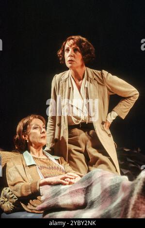 de gauche à droite : Eileen Atkins (Virginia Woolf), Penelope Wilton (Vita Sackville-West) in VITA & VIRGINIA par Eileen Atkins au Ambassadors Theatre, Londres WC2 10/10/1993 a Chichester Festival 1992 conception de production : Lucy Hall éclairage : Mark Henderson réalisateur : Patrick Garland Banque D'Images