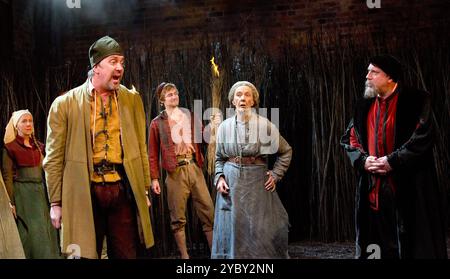 Avant, de gauche à droite : Christopher Middleton (Banks), Eileen Atkins (Mother Sawyer), Timothy Speyer (Justice) dans LA SORCIÈRE D'EDMONTON par Dekker, Ford & Rowley à la Royal Shakespeare Company (RSC), Swan Theatre, Stratford-upon-Avon, Angleterre 29/10/2014 design : Niki Turner éclairage : Tim Mitchell réalisateur : Gregory Doran Banque D'Images