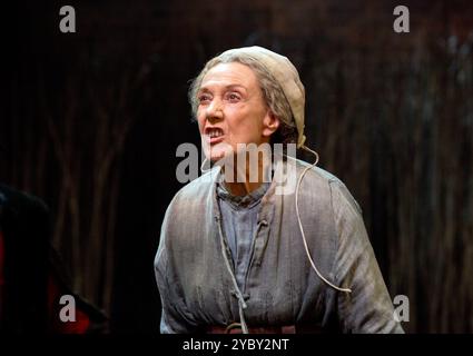 Eileen Atkins (Mother Sawyer) dans THE WITCH OF EDMONTON de Dekker, Ford & Rowley à la Royal Shakespeare Company (RSC), Swan Theatre, Stratford-upon-Avon, Angleterre 29/10/2014 design : Niki Turner éclairage : Tim Mitchell réalisateur : Gregory Doran Banque D'Images