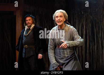 David Rintoul (Sir Arthur Clarington), Eileen Atkins (Mother Sawyer) dans THE WITCH OF EDMONTON de Dekker, Ford & Rowley à la Royal Shakespeare Company (RSC), Swan Theatre, Stratford-upon-Avon, Angleterre 29/10/2014 design : Niki Turner éclairage : Tim Mitchell réalisateur : Gregory Doran Banque D'Images