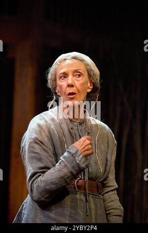 Eileen Atkins (Mother Sawyer) dans THE WITCH OF EDMONTON de Dekker, Ford & Rowley à la Royal Shakespeare Company (RSC), Swan Theatre, Stratford-upon-Avon, Angleterre 29/10/2014 design : Niki Turner éclairage : Tim Mitchell réalisateur : Gregory Doran Banque D'Images