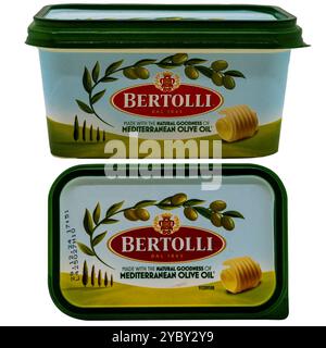 Wolverhampton Royaume-Uni – 19 octobre 2024 : Tub of Italian Bertolli Olive Oil Spread, isolé sur fond blanc Banque D'Images