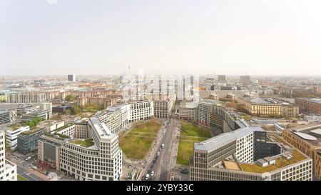 Vue de Leipziger Platz à Berlin depuis un point de vue panoramique. La tour de télévision à l'horizon. Banque D'Images