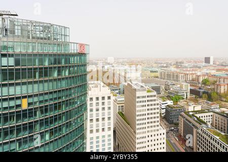 Vue depuis un point de vue panoramique vers le siège de Deutsche Bahn AG à Berlin Banque D'Images