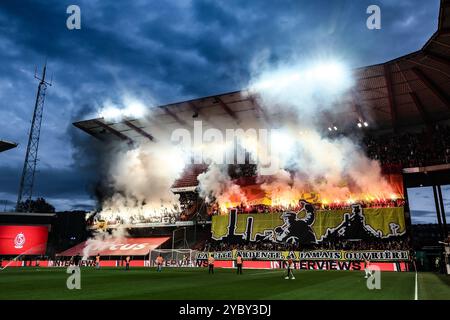 Liège, Belgique. 20 octobre 2024. Les supporters de Standard photographiés au départ d'un match de football entre le Standard de Liège et le Sporting Charleroi, dimanche 20 octobre 2024 à Liège, le jour 11 de la saison 2024-2025 de la première division du championnat belge 'Jupiler Pro League'. BELGA PHOTO BRUNO FAHY crédit : Belga News Agency/Alamy Live News Banque D'Images