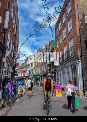 Cambridge, Angleterre, scènes, homme à vélo sur scène de rue piétonne , foule, marche, centre-ville Banque D'Images