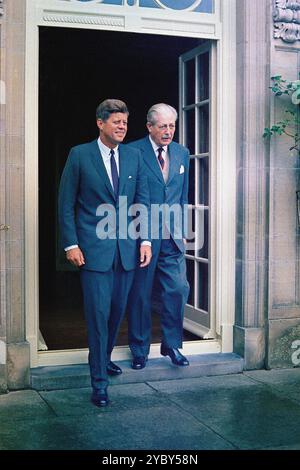 Le président américain John F. Kennedy et le premier ministre de Grande-Bretagne, Harold Macmillan, quittent la résidence du premier ministre, Birch Grove House, près de Chelwood Gate, East Sussex, Angleterre, R.-U., Robert Knudsen, photographies de la Maison Blanche, 30 juin 1963 Banque D'Images