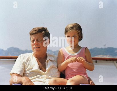 Le président américain John F. Kennedy avec sa fille Caroline sur le yacht présidentiel Honey Fitz, Hyannis Port, Massachusetts, États-Unis, Cecil Stoughton, photographies de la Maison Blanche, juillet 28, 1963 Banque D'Images