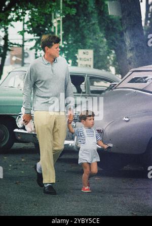 Le président américain John F. Kennedy et John F. Kennedy, Jr., départ du magasin de jouets, Hyannis Port, Massachusetts, USA, Cecil Stoughton, photographies de la Maison Blanche, 31 août 1963 Banque D'Images