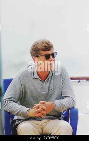 Le président américain John F. Kennedy assis à bord du yacht présidentiel, « Honey Fitz », pendant le week-end de la fête du travail, Hyannis Port, Massachusetts, États-Unis, Cecil Stoughton, photographies de la Maison Blanche, 31 août 1963 Banque D'Images