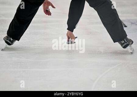 Linz, Autriche. 20 octobre 2024. LINZ, AUTRICHE -20 OCTOBRE : un arbitre avec une caractéristique d'un bâton cassé pendant le match de la Ligue de hockey SUR GLACE Win2day entre Steinbach Black Wings Linz contre Hydro Fehervar AV 19 - Win2day ICE Hockey League à Linz AG Eisarena le 20 octobre 2024 à Linz, Autriche.241020 SEPA 20 076 - 20241020 PD12174 crédit : APA-PictureDesk/Alamy Live News Banque D'Images