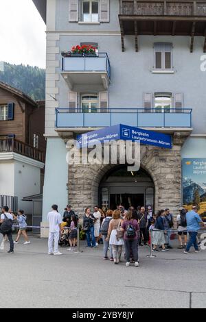 Lauterbrunnen, Suisse - 23 juillet 2024 : téléphérique pour visiter Bergbahn et Murren Banque D'Images