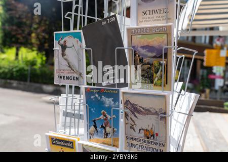 Gimmelwald, Suisse - 23 juillet 2024 : cartes postales de Wengen et de la région de la Jungfrau en vente dans une boutique de cadeaux Banque D'Images