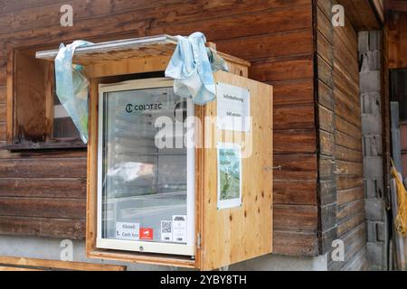 Gimmelwald, Suisse - 23 juillet 2024 : Farm Fridge, un magasin d'honnêteté en libre-service vendant du fromage frais et d'autres aliments de la ferme Banque D'Images