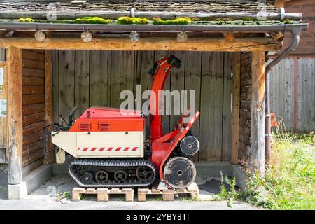 Gimmelwald, Suisse - 23 juillet 2024 : souffleuse à neige dans un hangar, en attente de l'hiver Banque D'Images