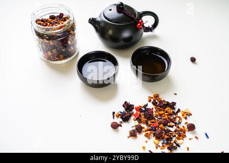 Thé aux fruits secs avec théière et tasses sur fond blanc. Placer pour le texte. Photo de haute qualité Banque D'Images