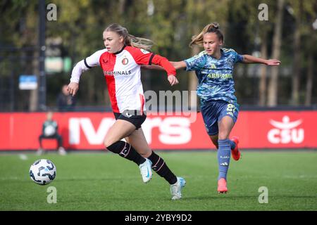 Rotterdam, pays-Bas. 20 octobre 2024. Rotterdam, pays-Bas, 20 octobre 2024 : Noelle van der Sluijs (28 Feyenoord) et Rosa van Gool (21 Ajax) se disputent la possession lors du match de football Eredivisie Vrouwen entre Feyenoord et Ajax à Varkenoord à Rotterdam, pays-Bas. (Leiting Gao/SPP) crédit : photo de presse sportive SPP. /Alamy Live News Banque D'Images