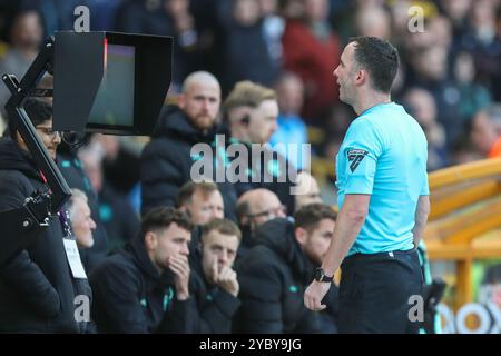 Wolverhampton, Royaume-Uni. 20 octobre 2024. L'arbitre Chris Kavanagh vérifie le VAR Monitor lors du match de premier League Wolverhampton Wanderers vs Manchester City à Molineux, Wolverhampton, Royaume-Uni, le 20 octobre 2024 (photo par Gareth Evans/News images) à Wolverhampton, Royaume-Uni le 20/10/2024. (Photo de Gareth Evans/News images/SIPA USA) crédit : SIPA USA/Alamy Live News Banque D'Images