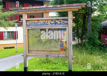 Murren, Suisse - 23 juillet 2024 : panneau de départ du sentier pour la promenade de Murren au village de Gimmelwald Banque D'Images