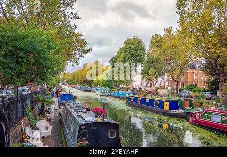 Londres, Royaume-Uni - 5 septembre 2015 : canal de Regent à Little Venice, Maida Vale, Paddington, avec des bateaux étroits amarrés. Banque D'Images